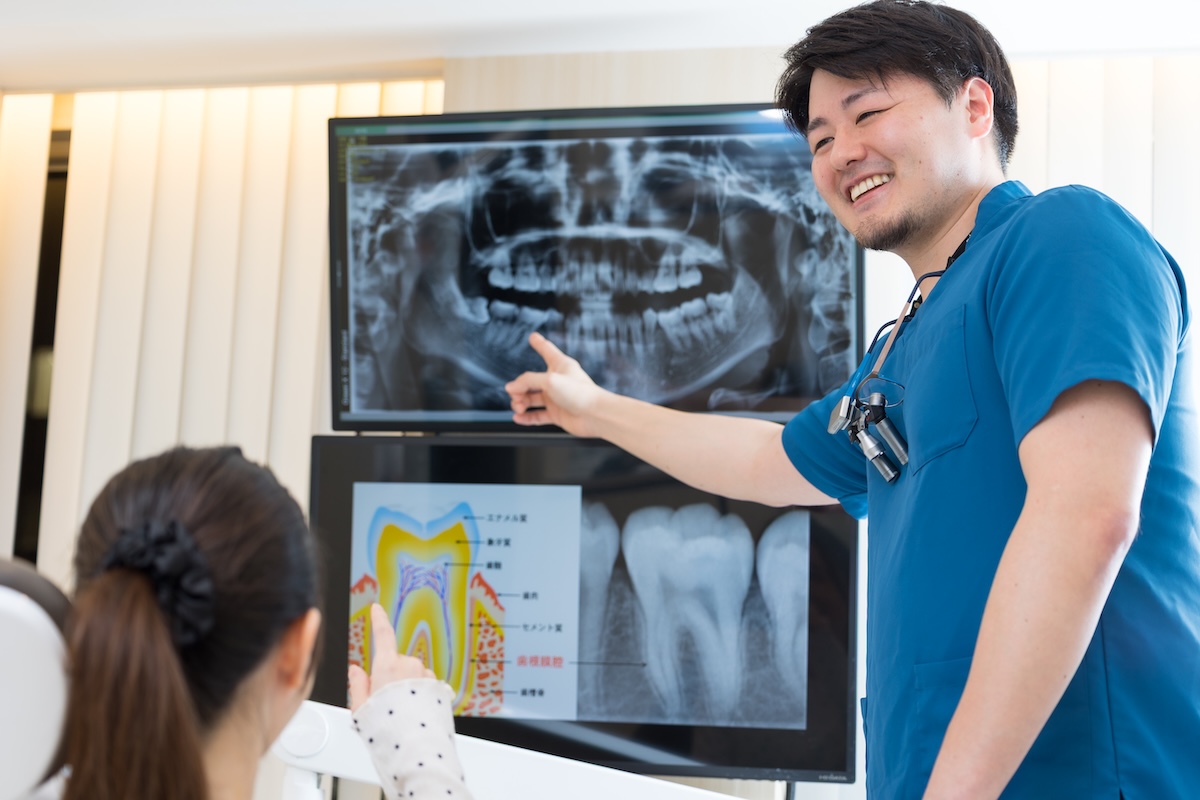 患者様を診療する歯科医師